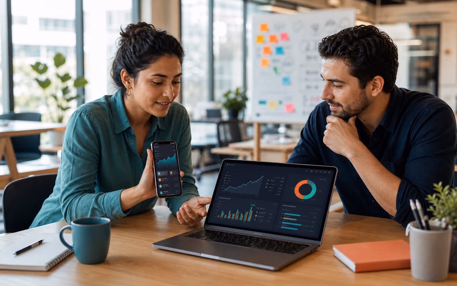 Equipo revisando métricas de lanzamiento de una app fintech